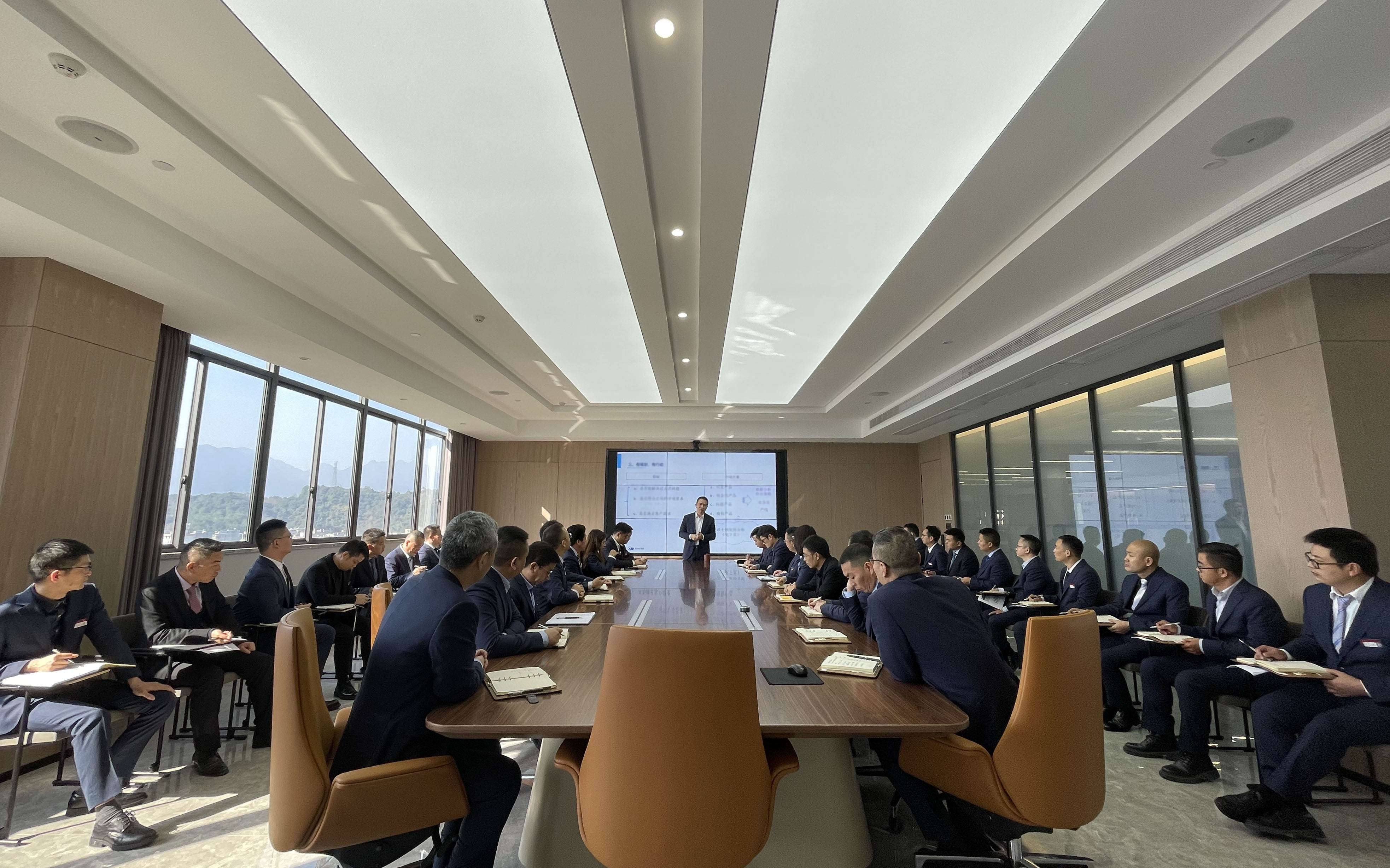 加強(qiáng)頭部、腰部和腿部建設(shè)