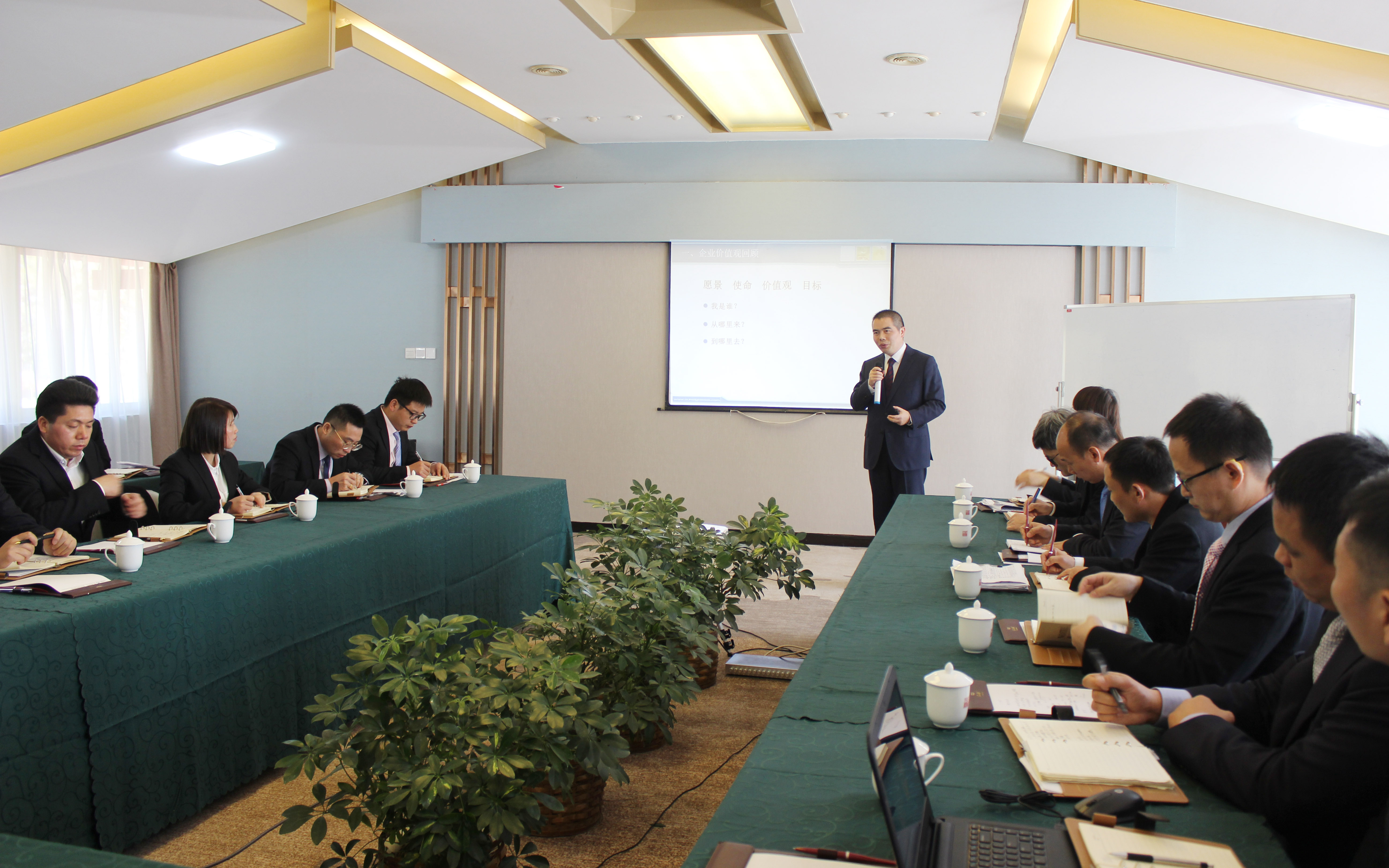 專業(yè)化、素質(zhì)化、職業(yè)化